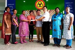 President of Sarawak Indian Women Association Kapitan Lucy Lingam (3rd from left) receives the special grant from SUPP Batu Lintang branch chairman Sih Hua Tong (3rd from right) witnessed by SUPP Secretary General Professor Doctor Sim Kui Hian (4th from right), Central Women Section Chairlady Amy Tnay Li Ping (4th from left), treasurer of the association Ehitra Murgaiyah Pillay (1st from left) and the Association’s committee members.