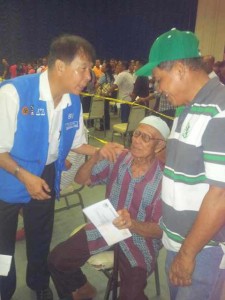 Dato Sebastian Ting assisted the public in previous BR1M collection