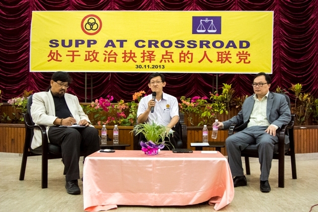 Chairman of Batu Lintang, Sih Hua Tong introduces the two speakers, Pro James Chin and Pro Jayum Jawan to the attendents.
