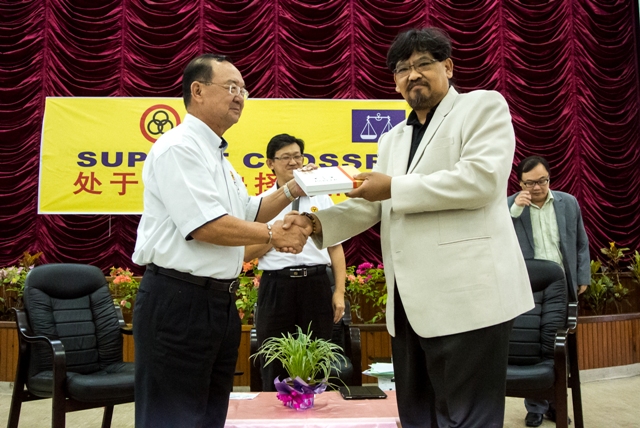 President of SUPP Tan Sri Peter Chin present a souvenir to Jayum.