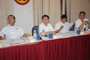 在常务会议开始前时摄。