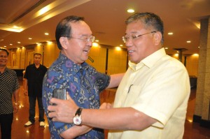 陈华贵与张庆信热情相拥。