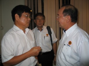 林才伟，拿督陈超耀及丹斯里陈华贵会议后交谈。