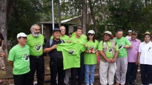 Dato' Sebastian handing over a t-shirt to President of Msia Nature Society, Prof Dr. Maketab Mohd.