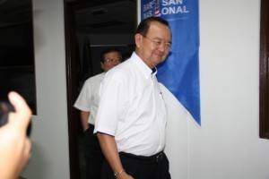 丹斯里陈华贵步出办公室准备召开常务会议。