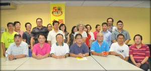 谢超发（前排左三）与部分出席说明会的执委合摄，右三是俞小珊，中为陈福金。