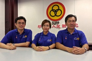 砂人联青总团长陈开（左起）、妇女组主席郑丽萍及人联青秘书长叶耀星。