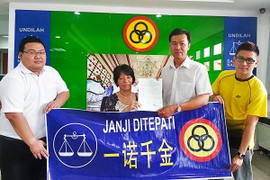 砂人联党中央青年团秘书长叶耀星协助贝女士获得失效多年的临时居留执照（TOL）。