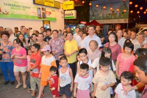 人联党领袖与民众打成一片。