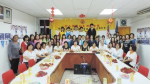 全体获学优奖励金之学生与甲必丹胡淑娥、邓文武、钟珍和、汤玉兰等同影。