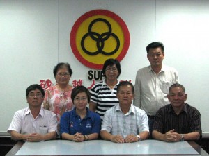 众人一起合影，坐者右起为甲必丹陈劭和、本固鲁蔡均权，妇女组主席郑丽萍及甲必丹张光华站者。站者左起为ABS赖德妹、刘木香及黄仁瑞。