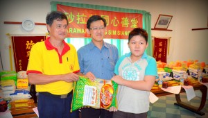 Lee Mei Chee to give a helping hand to the poor. Sih stands in the middle.