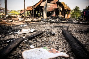 一场无情的火灾把居住多年的屋子烧成灰烬。