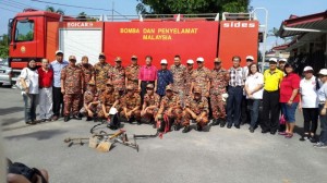 陈超耀与消拯局人员合影。