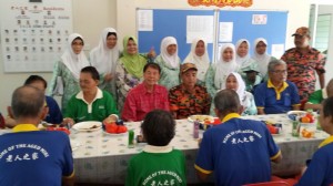 陈超耀在老人院与老人家们同桌用餐。