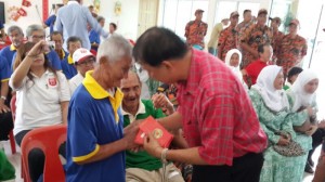 陈超耀派送红包给老人家。