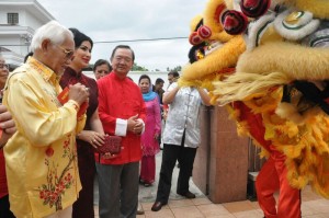 Lion dance welcome Pehin Sri Taib Mahmud and Puan Sri Ragad Kurdi at Tan Sri Peter Chin resident.