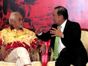 Pehin Sri Taib Mahmud and Tan Sri Peter Chin chatting during CM's visit to SUPP open house at its hq.