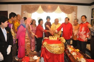 Pehin Sri Taib Mahmud and host Tan Sri Peter Chin and ministers jointly cut a cny cake.