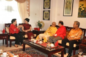 Pehin Sri Taib Mahmud and wife pay a visit to Tan Sri Peter Chin, President of SUPP at the latter.