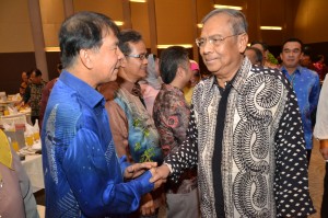 中央宣教秘书拿督陈超耀恭贺阿迪南。