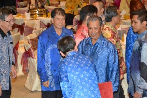 人联党领袖们欢迎副首相慕尤丁抵步。