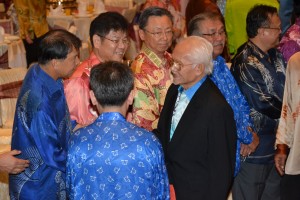 首长泰益玛目与人联党领袖们交流。