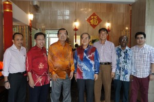 Tan Sri Peter Chin, Datuk Sri Douglas Uggah,  Dato' Sebastian Ting visiting Dr. Sim Kui Hian residence.