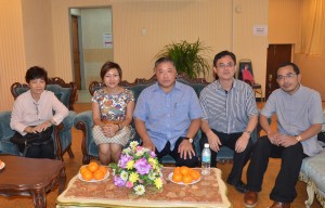 民都鲁国会议员张庆信与人联党青年团总团长陈开(右二)、中央执行秘书官水华(左一)及妇女组主席郑丽萍(左二)一起合影。