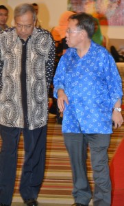 阿德南与人联党秘书长沈桂贤于日前的州国阵晚宴上交流。