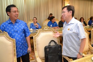 人联党秘书长沈桂贤(右)与砂国阵秘书斯蒂芬伦迪交流。