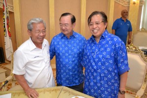 人联党党魁陈华贵(中)与土保党第二署理主席阿邦佐哈里(右)及人民党主席詹玛欣愉快合影。