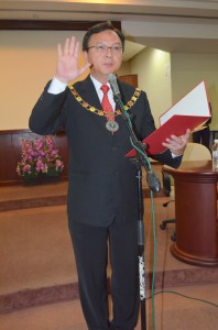 罗克强续任巴达旺市议会主席。