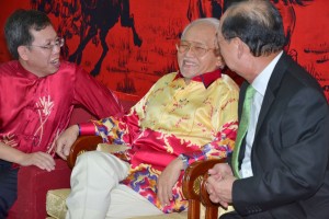 首长泰益玛目与党主席陈华贵（右）及秘书长沈桂贤（左）交谈时，开怀大笑。