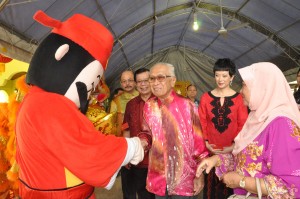 州元首沙拉胡丁及州元首后诺基雅莅临陈康南私邸时，受到“财神爷”的欢迎。