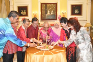 州元首沙拉胡丁及州元首后诺基雅与陈康南伉俪及其他嘉宾一起捞生。