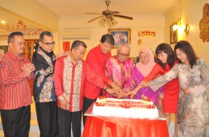 州元首沙拉胡丁与夫人诺基雅与其他嘉宾于陈超耀住家切新年蛋糕,欢庆新年。