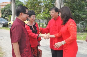 陈超耀伉俪与前首长陈康南与夫人罗娜相见欢。