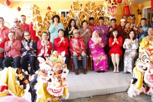 州元首沙拉胡丁及元首后诺基雅与陈超耀合家一起合影。