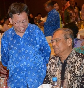 秘书长沈桂贤医生与阿迪南交流。