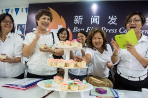 妇女组主席郑丽萍与众人欢庆国际妇女节。