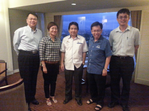 首相署部长佐瑟古禄与沈桂贤等人合影,左为部长政治秘书Vincent Wong、妇女组主席郑丽萍及青年团总团长陈开。