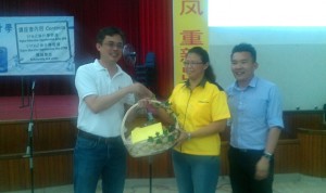 Grace Teo from Jobstreet.com receiving a souvenir from Tan Kai while head of Education Bureau Lai Huat Choi.