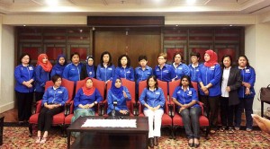 SUPP Central Women Section Chairman Amy Tnay (seated left) and its Secretary Ling Ngar Yieng (standing, 4th from left) during a group photo with BN Women Chairman Dato’ Sri Shahrizat Abdul Jalil (seated middle), Deputy Chairman YB Datuk Hjh Azizah (2nd from left), MCA Women Chief Datuk Heng Seai Kie (seated, 2nd from right), M. Mohanna and representatives from other component parties.