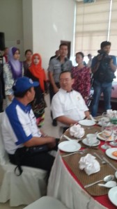 Tan Sri Peter Chin talking to candidate Yussibnosh today.