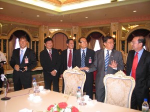 Abang Jo chatting with Peter chin. From left is Dato Sebastian Ting, Danny Lim, Tan Joo Phoi.