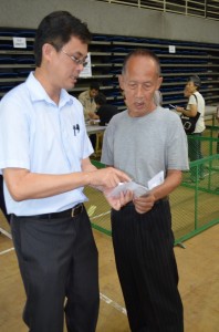 陈开协助一名公众检查资料。