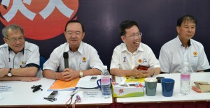 陈华贵（左二）与领袖们召开记者会，左起为署理主席里察烈、秘书长沈桂贤及宣教秘书陈超耀。