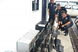 古晋警区主任罗斯兰查看被警方充公的电脑器材。
