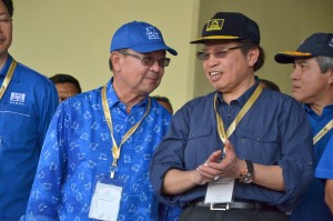 人联党主席陈华贵与土保党第二署理主席阿邦佐哈里交流。